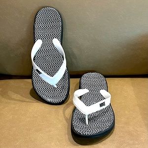 Nike women’s flip flops, thongs, shower, gym, beach, pool, stripes waterproof